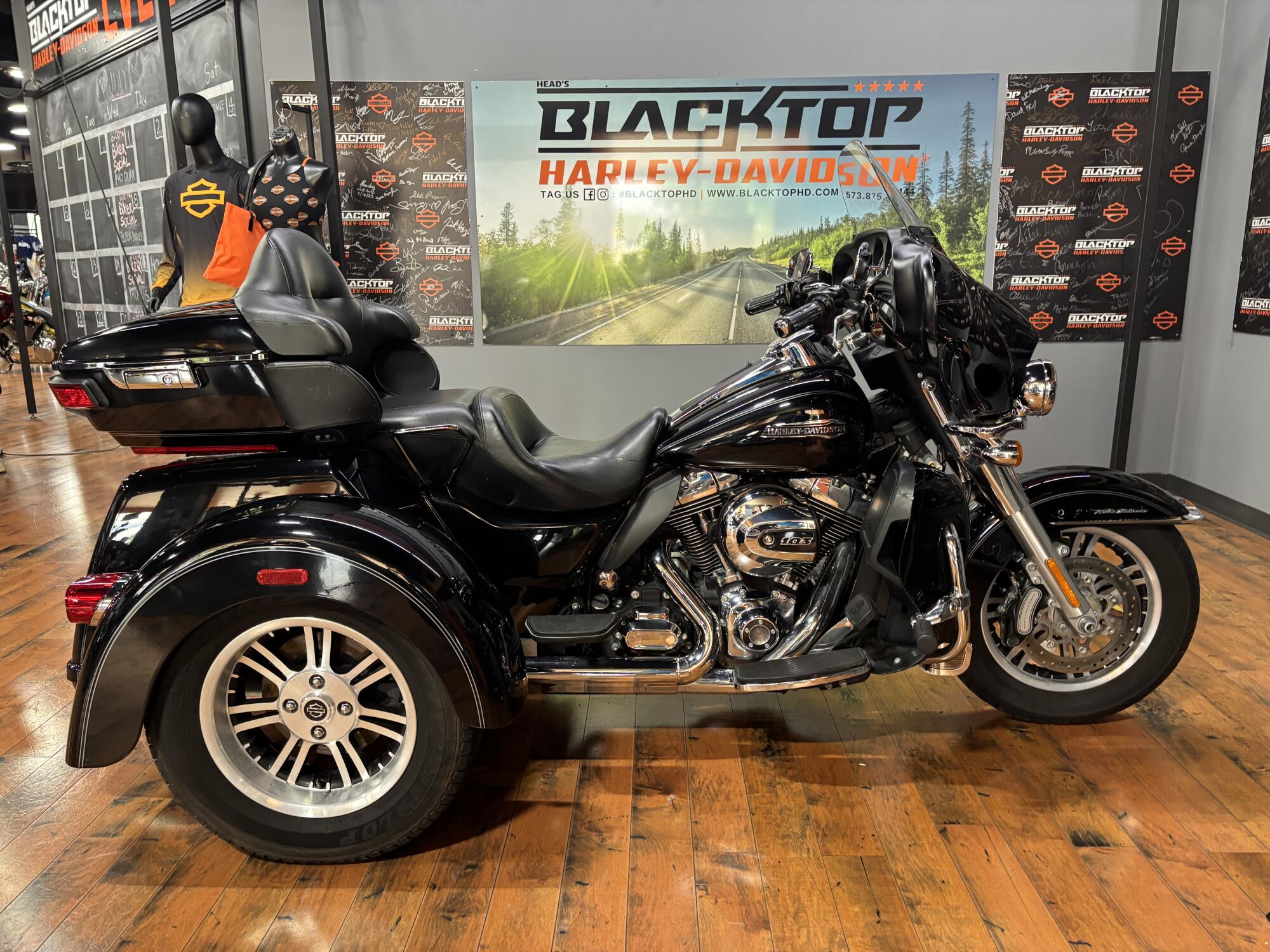 2016 Harley-Davidson® Tri Glide® Ultra BLACK W/PINSTRIPE