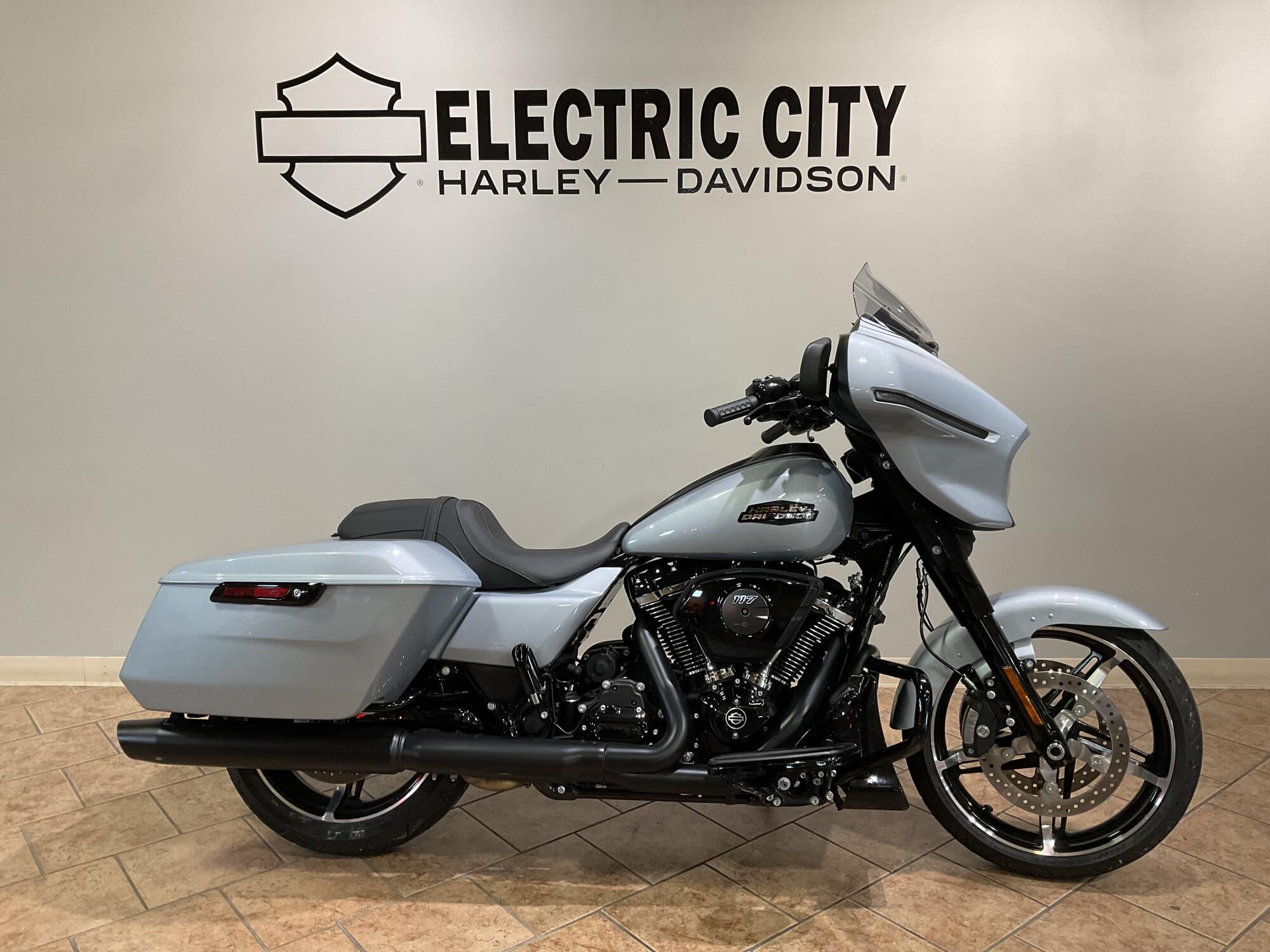 2024 Harley-Davidson® FLHX Street Glide® Atlas Silver Metallic - Black Finish