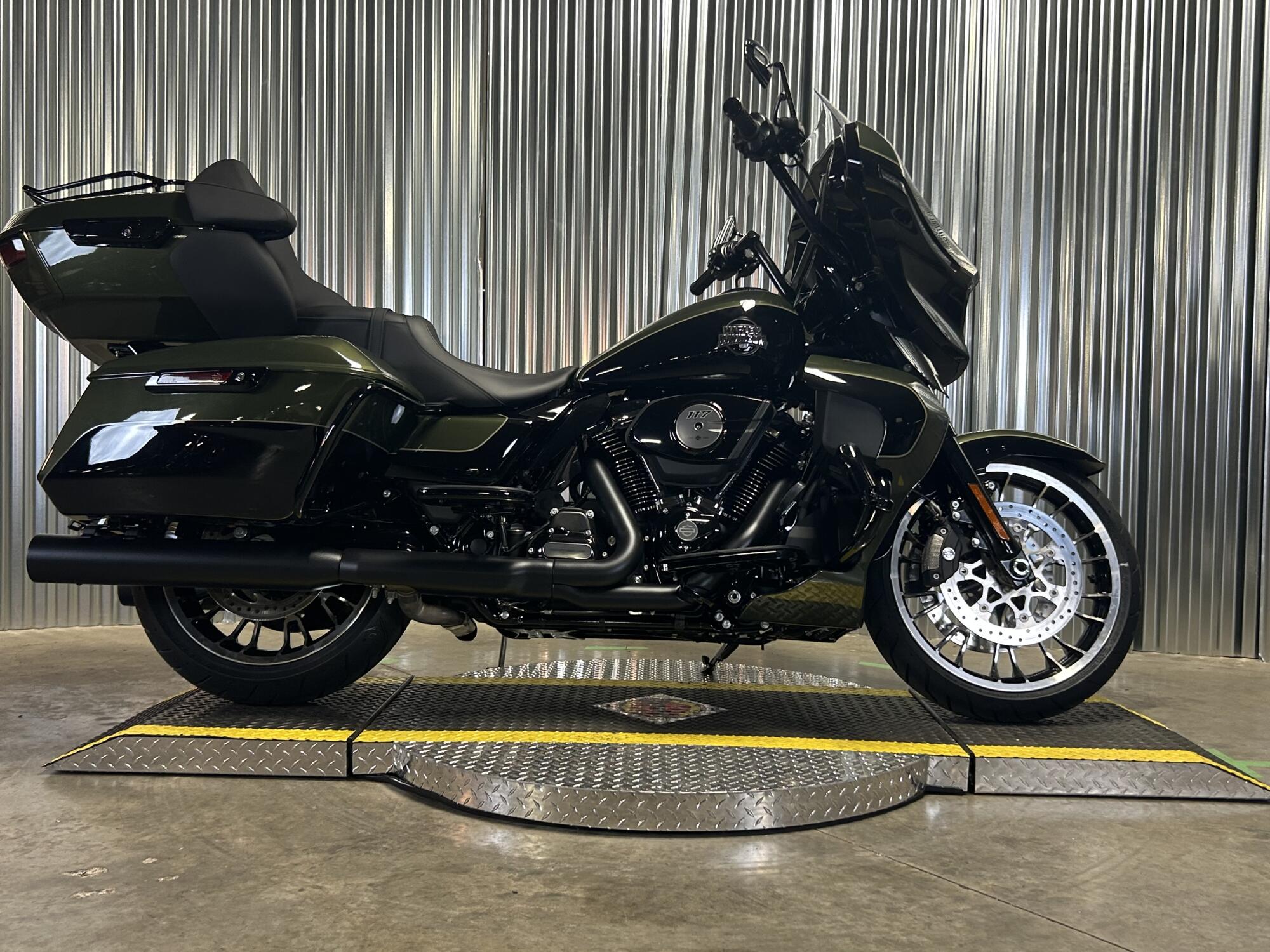 2026 Harley-Davidson® Street Glide Limited OLIV STL MTL/BLK W/ PINSTRI