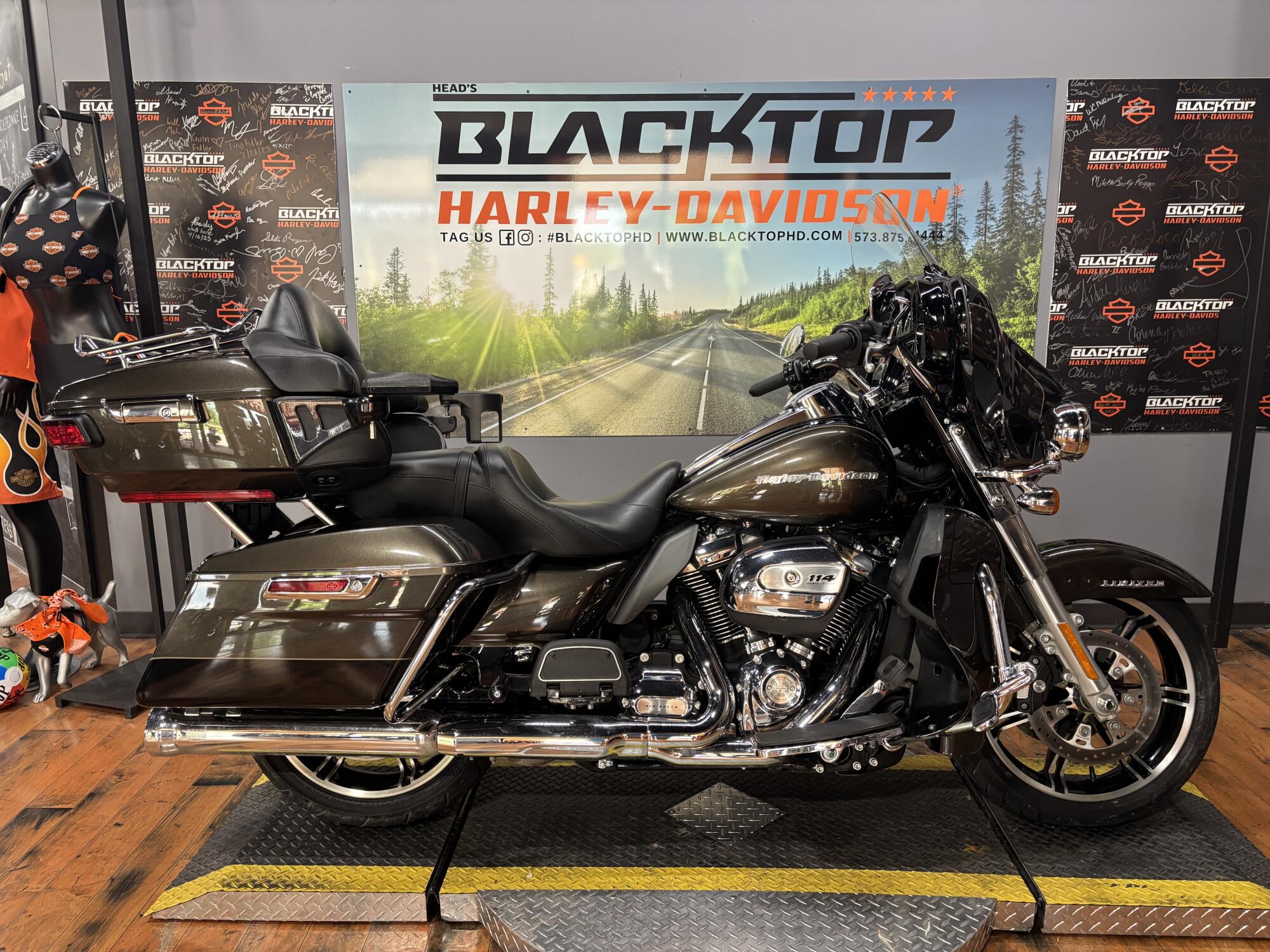 2020 Harley-Davidson® Ultra Limited RVR RCK GRY/BLK W/PINSTRIPE