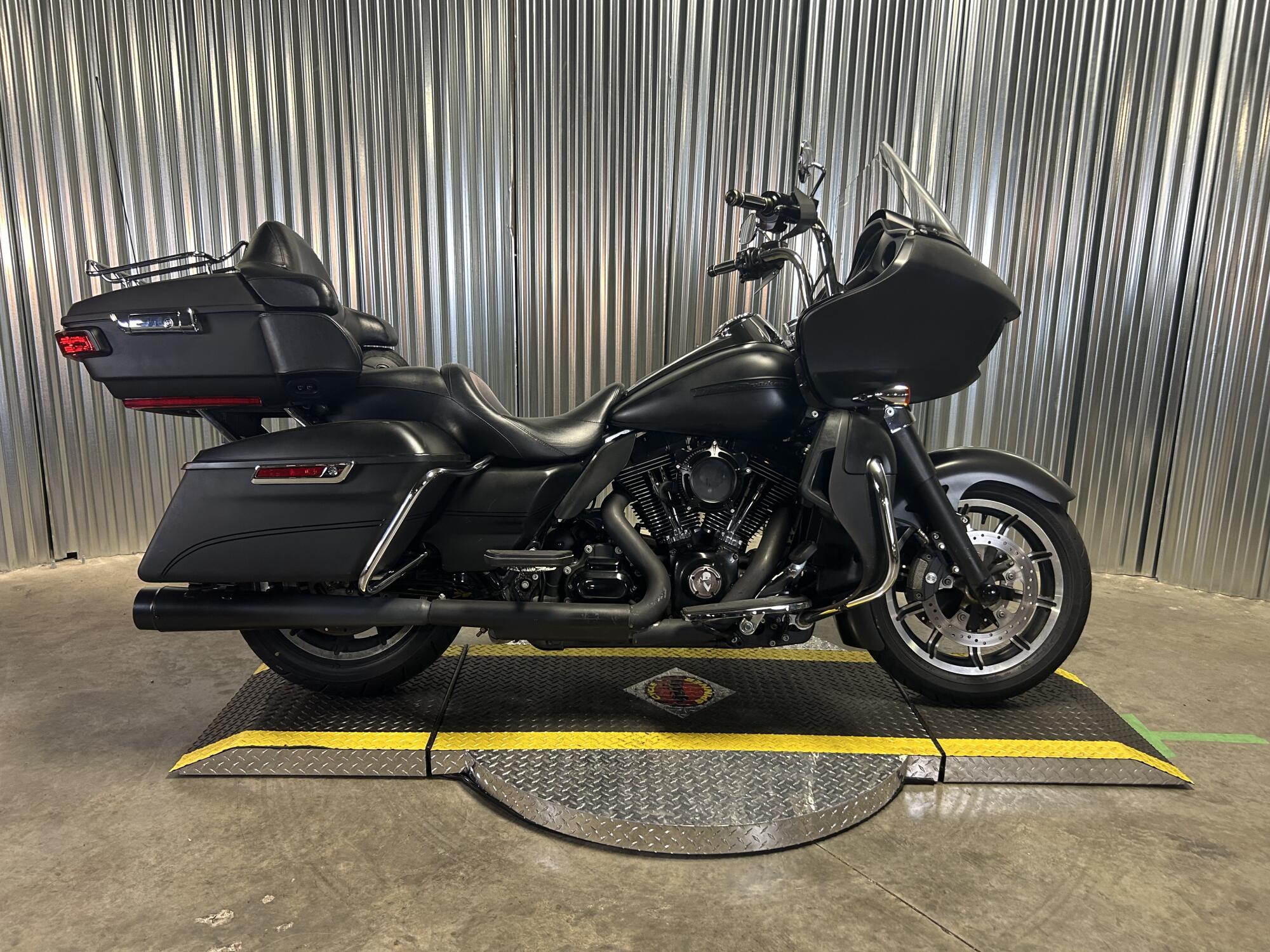 2016 Harley-Davidson® Road Glide® Ultra Two-Tone Mysterious Red Sunglo/Velocity Red Sunglo