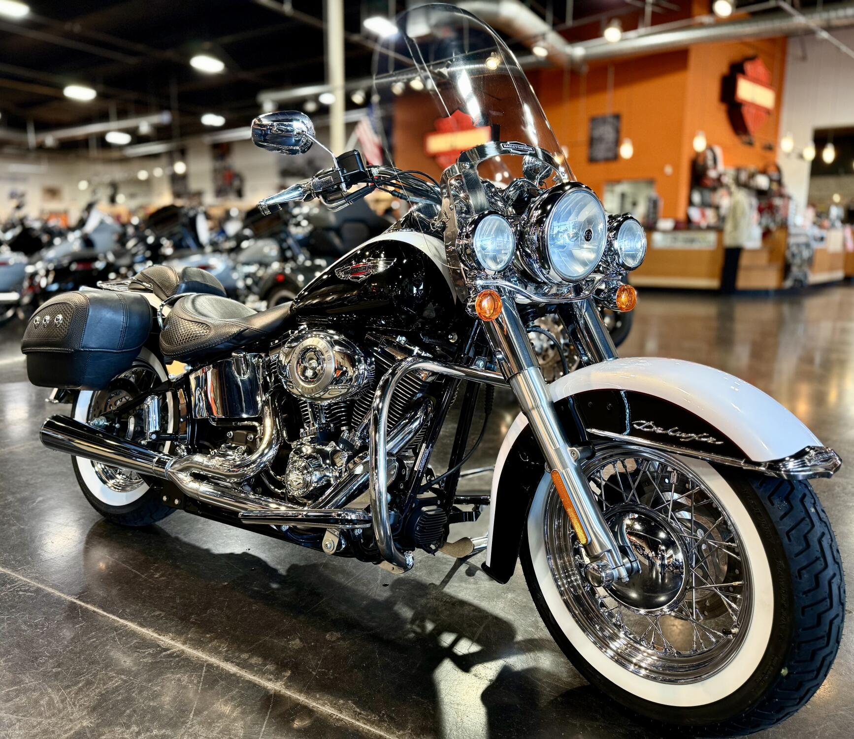 2007 Harley-Davidson® Softail® Deluxe White Gold Pearl & Black Pearl