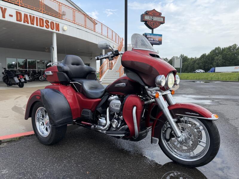 2018 Harley-Davidson® Tri Glide® Ultra Wicked Red/Twisted Cherry