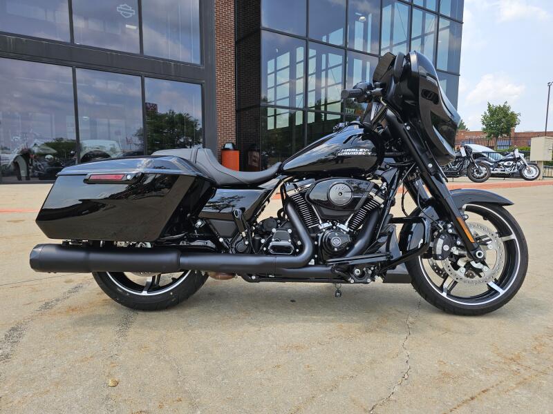 2025 Harley-Davidson® Street Glide® Vivid Black - Black Finish