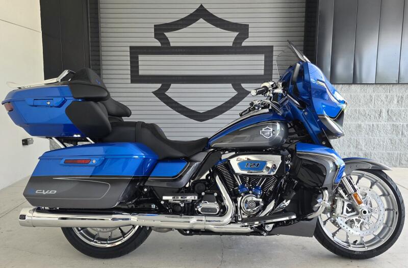 2026 Harley-Davidson® CVO Street Glide Limited Electric Coast CVO Two-Tone