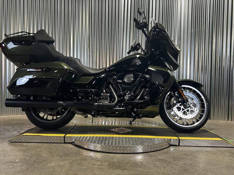 2026 Harley-Davidson® Street Glide Limited OLIV STL MTL/BLK W/ PINSTRI