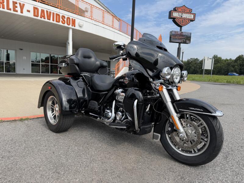 2024 Harley-Davidson® Tri Glide® Ultra Vivid Black