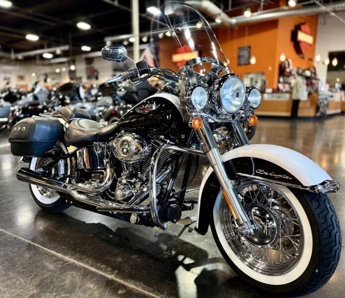 2007 Harley-Davidson® Softail® Deluxe White Gold Pearl & Black Pearl