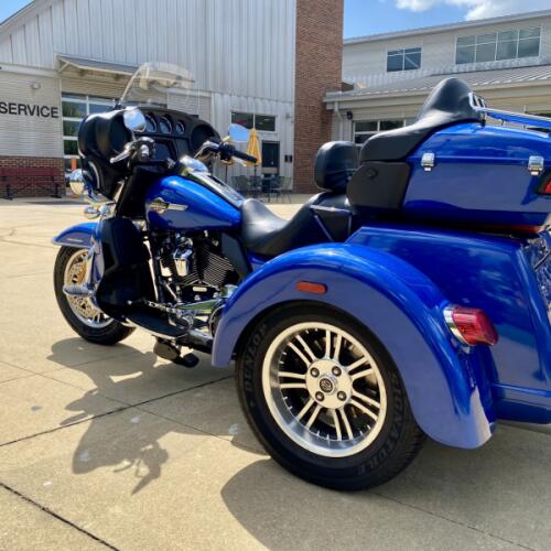 2024 Harley-Davidson Tri Glide Ultra Blue Burst thumb 1