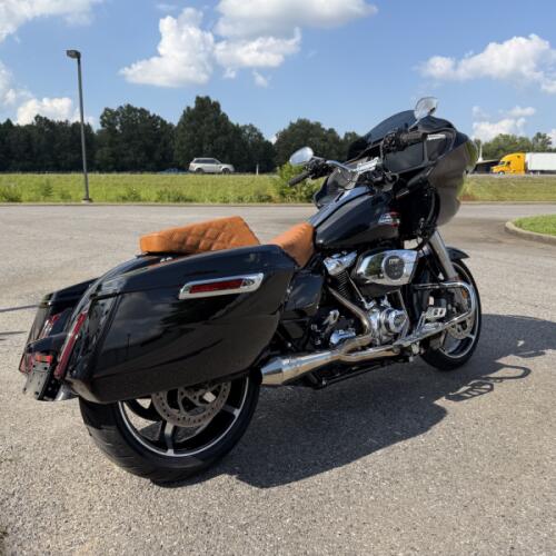 2024 Harley-Davidson® Road Glide® Vivid Black thumb 2