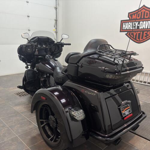 2021 Harley-Davidson® CVO™ Tri Glide® Charred Crimson thumb 1