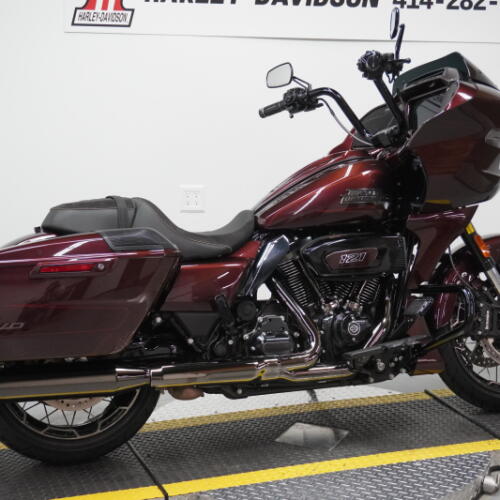 2024 Harley-Davidson® CVO™ Road Glide® Copperhead thumb 3