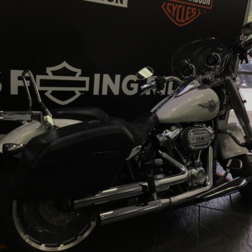 2018 Harley-Davidson® Fat Boy® 114 Bonneville Salt Pearl thumb 3