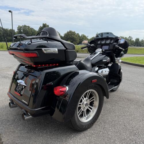 2024 Harley-Davidson® Tri Glide® Ultra Vivid Black thumb 2