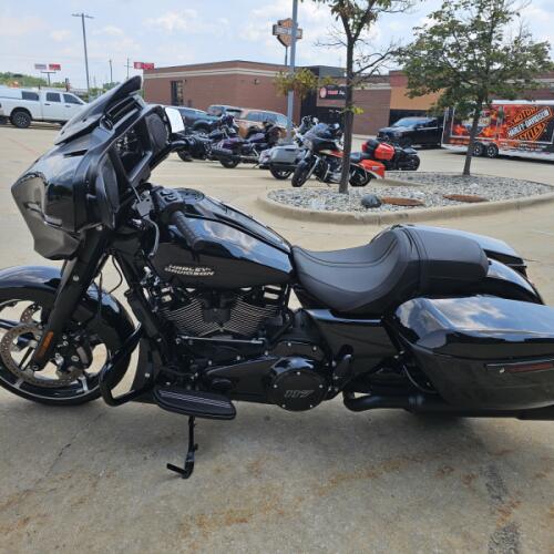 2025 Harley-Davidson® Street Glide® Vivid Black - Black Finish thumb 0