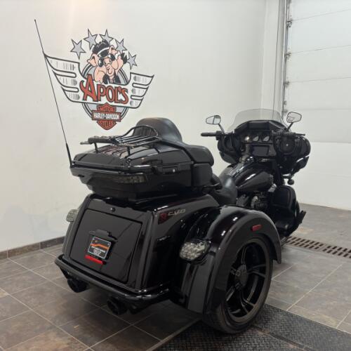 2021 Harley-Davidson® CVO™ Tri Glide® Charred Crimson thumb 2