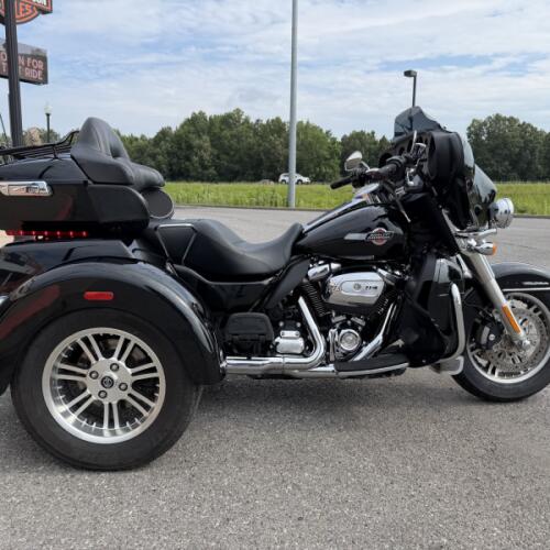 2024 Harley-Davidson® Tri Glide® Ultra Vivid Black thumb 3
