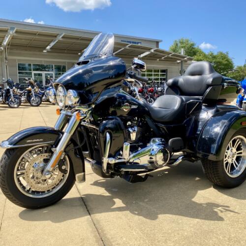 2024 Harley-Davidson Tri Glide Ultra Vivid Black thumb 3