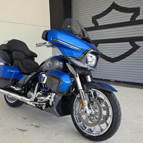2026 Harley-Davidson® CVO Street Glide Limited Electric Coast CVO Two-Tone thumb 3