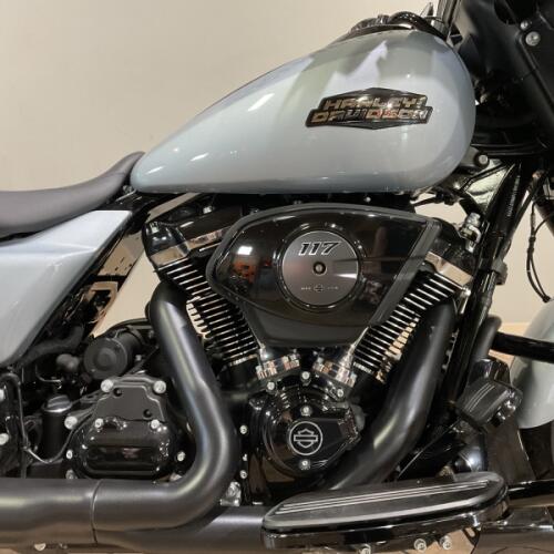 2024 Harley-Davidson® FLHX Street Glide® Atlas Silver Metallic - Black Finish thumb 3