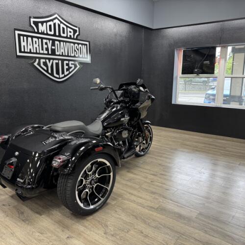 2026 Harley-Davidson® Road Glide 3 thumb 3