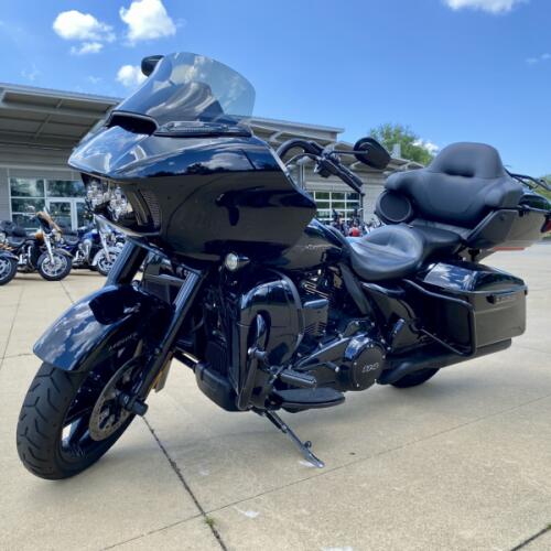 2021 Harley-Davidson Road Glide Limited Vivid Black - Black Finish thumb 3