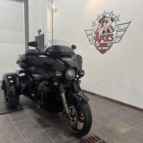 2021 Harley-Davidson® CVO™ Tri Glide® Charred Crimson thumb 3