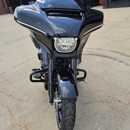 2025 Harley-Davidson® Street Glide® Vivid Black - Black Finish thumb 2
