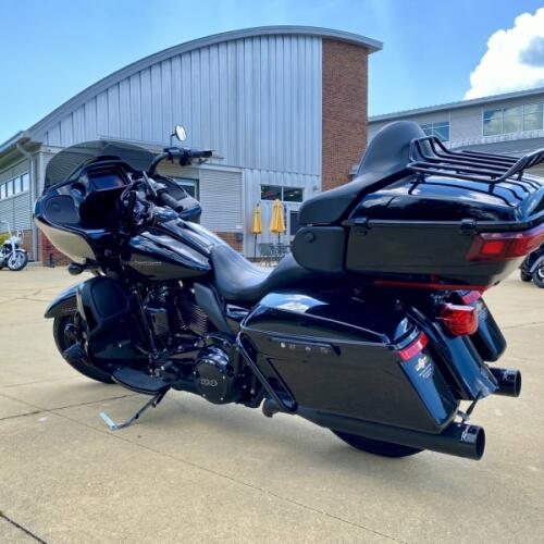 2021 Harley-Davidson Road Glide Limited Vivid Black - Black Finish thumb 2