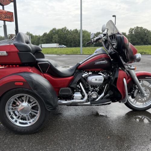 2018 Harley-Davidson® Tri Glide® Ultra Wicked Red/Twisted Cherry thumb 2