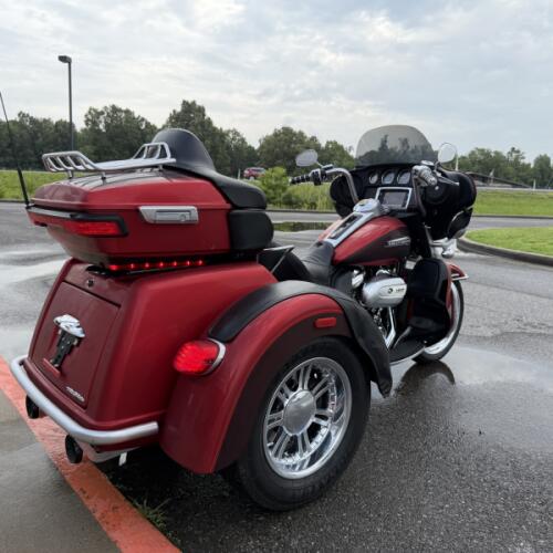 2018 Harley-Davidson® Tri Glide® Ultra Wicked Red/Twisted Cherry thumb 1