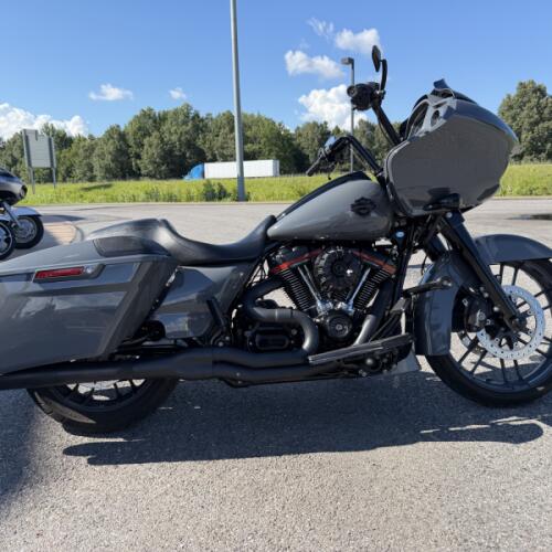 2018 Harley-Davidson® CVO™ Road Glide® Gunship Gray thumb 2