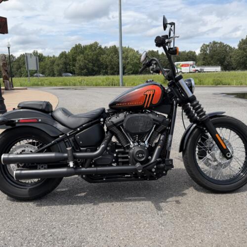 2021 Harley-Davidson® Street Bob® 114 Vivid Black thumb 3