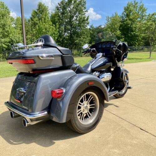 2021 Harley-Davidson Tri Glide Ultra Gauntlet Gray Metallic/Vivid Black thumb 1