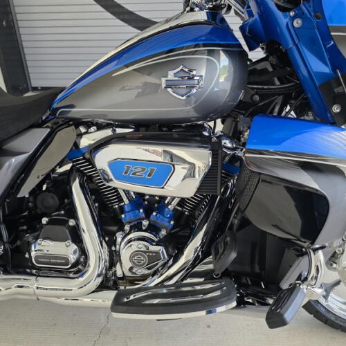 2026 Harley-Davidson® CVO Street Glide Limited Electric Coast CVO Two-Tone thumb 0