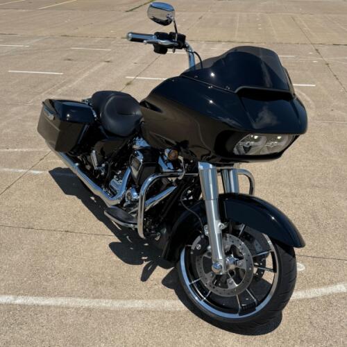2023 Harley-Davidson® Road Glide® Vivid Black thumb 3