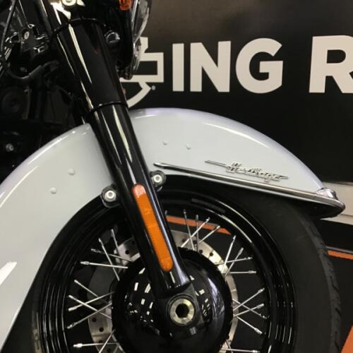 2024 Harley-Davidson® Heritage Classic Atlas Silver Metallic - Black Finish thumb 2