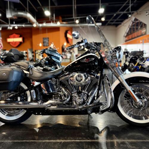 2007 Harley-Davidson® Softail® Deluxe White Gold Pearl & Black Pearl thumb 3
