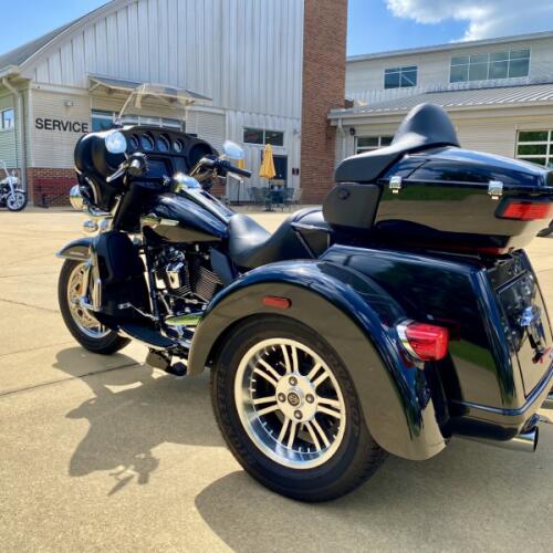 2024 Harley-Davidson Tri Glide Ultra Vivid Black thumb 2