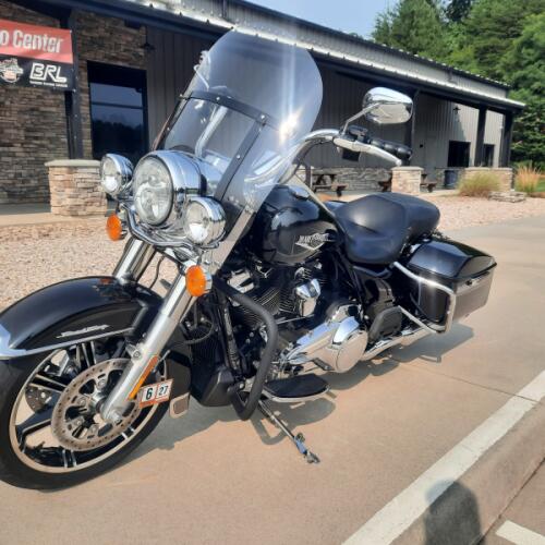 2021 Harley-Davidson® Road King® Vivid Black thumb 3