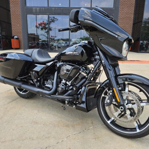 2025 Harley-Davidson® Street Glide® Vivid Black - Black Finish thumb 3