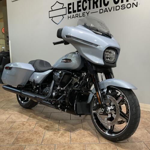 2024 Harley-Davidson® FLHX Street Glide® Atlas Silver Metallic - Black Finish thumb 2