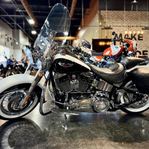 2007 Harley-Davidson® Softail® Deluxe White Gold Pearl & Black Pearl thumb 2