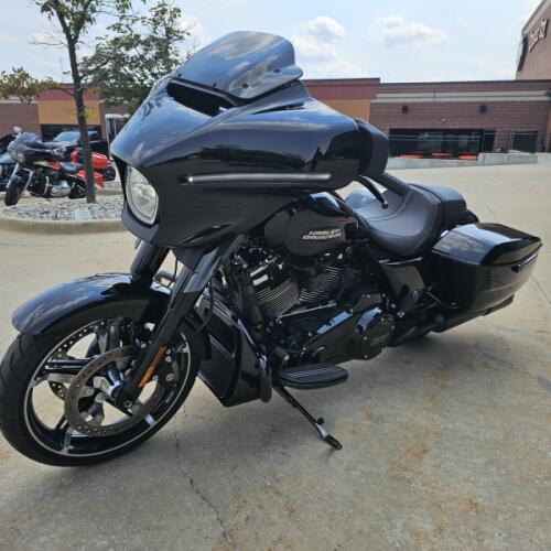 2025 Harley-Davidson® Street Glide® Vivid Black - Black Finish thumb 1