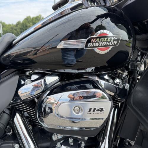 2024 Harley-Davidson® Tri Glide® Ultra Vivid Black thumb 1