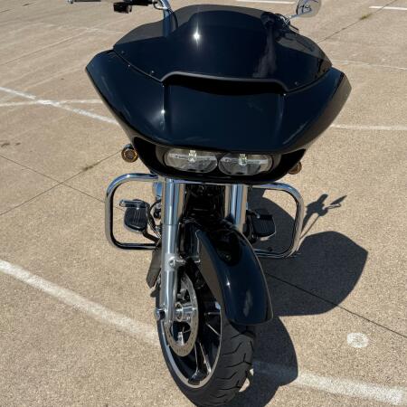 2023 Harley-Davidson® Road Glide® Vivid Black thumb 2