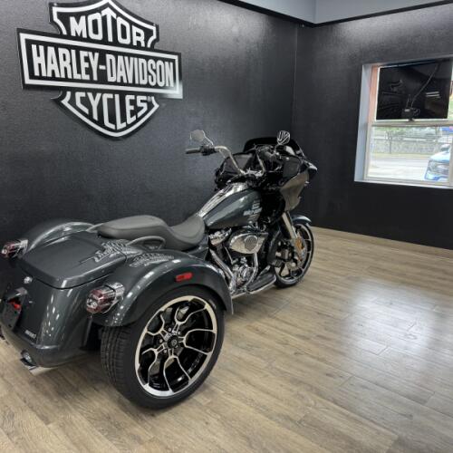 2026 Harley-Davidson® Road Glide 3 thumb 2