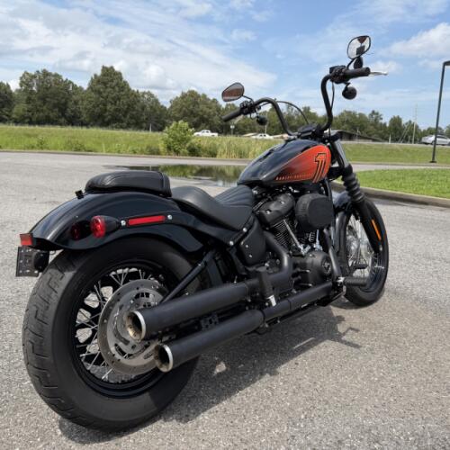 2021 Harley-Davidson® Street Bob® 114 Vivid Black thumb 2