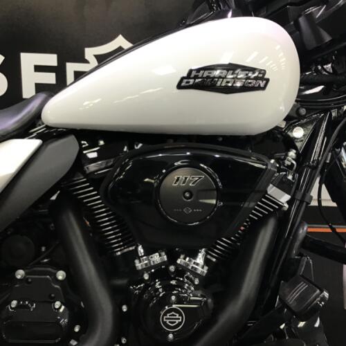 2024 Harley-Davidson® Street Glide® White Onyx Pearl - Black Finish thumb 2