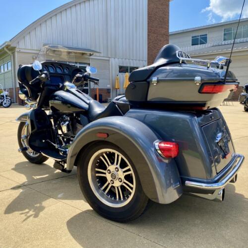 2021 Harley-Davidson Tri Glide Ultra Gauntlet Gray Metallic/Vivid Black thumb 2